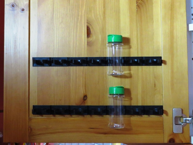 Gewürzregal platzsparend und grifferbereit an die Schrank-Innenseite kleben