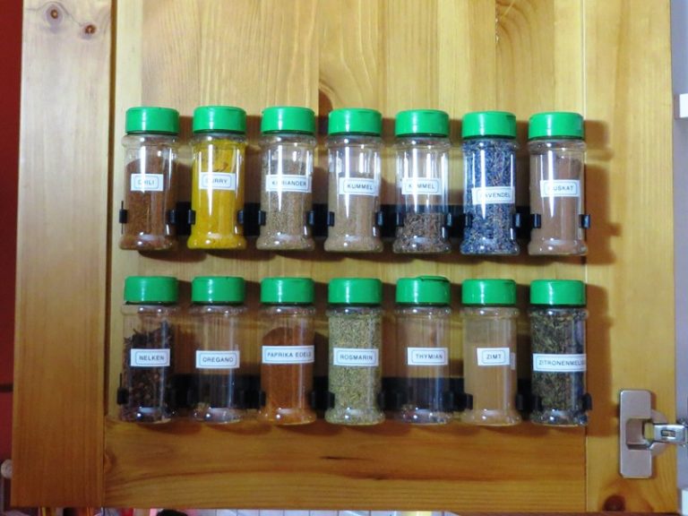 Gewürzregal platzsparend und grifferbereit an die Schrank-Innenseite kleben