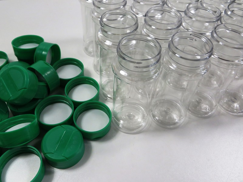 Gewürzregal platzsparend und grifferbereit an die Schrank-Innenseite kleben