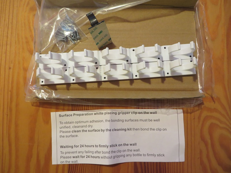 Gewürzregal platzsparend und grifferbereit an die Schrank-Innenseite kleben