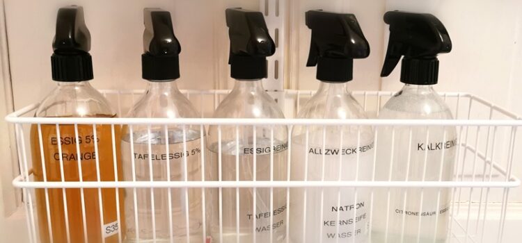 Nomara Glasprühflaschen – made with love Nomara Glasflaschen im Elfa Regal