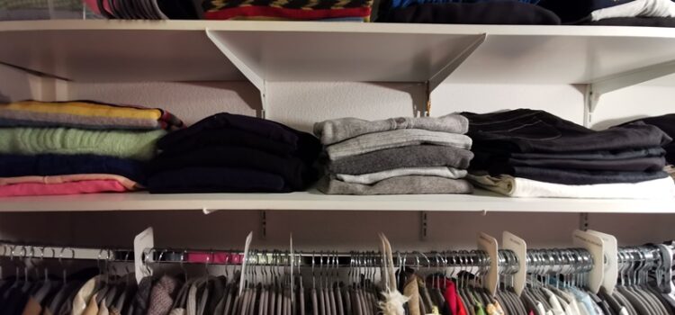 Oktober: beste Zeit um Kleidung auszusortieren! ordnung im kleiderschrank